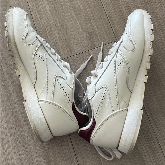 Reebok women’s class is leather sneaker in alabaster/maroon/chalk size 6 - Picture 7 of 8